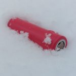 różowe ogniwo leżące w śniegu